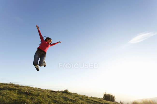 Hiker jumping on hilltop, Montseny, Barcelona, Catalunha, Espanha — Fotografia de Stock