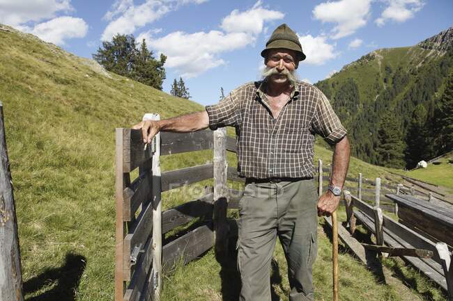 Agricultor posando para cámara - foto de stock