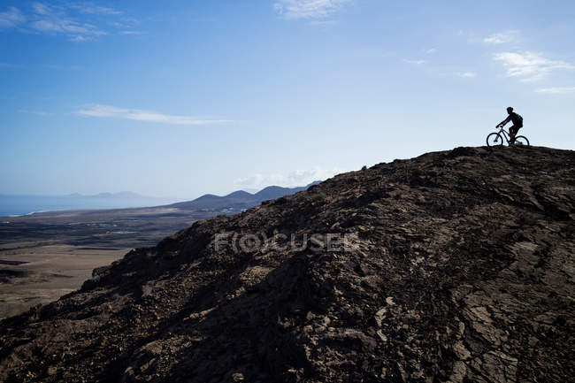 Man mountain bike, Pica del Cuchillo, Lanzarote — Fotografia de Stock