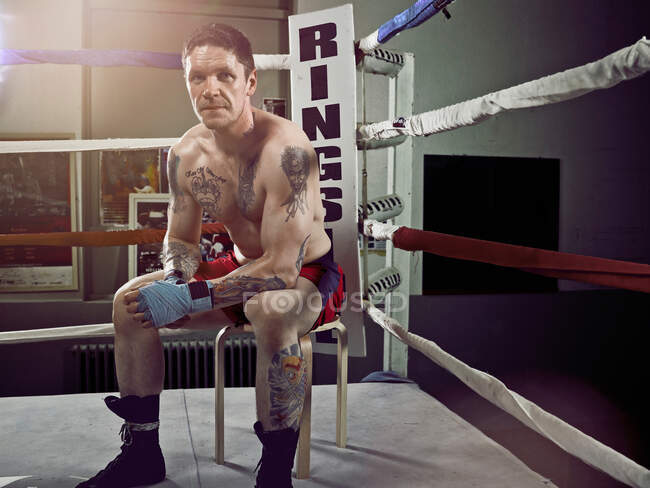 Boxer seduto in un angolo di anello — Foto stock
