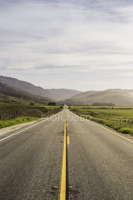 Paisaje y autopista 1, Big Sur, California, EE.UU. - foto de stock
