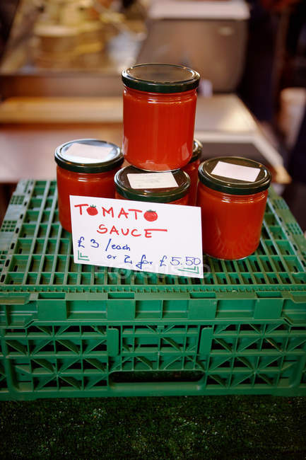 Frascos de salsa de tomate en venta - foto de stock