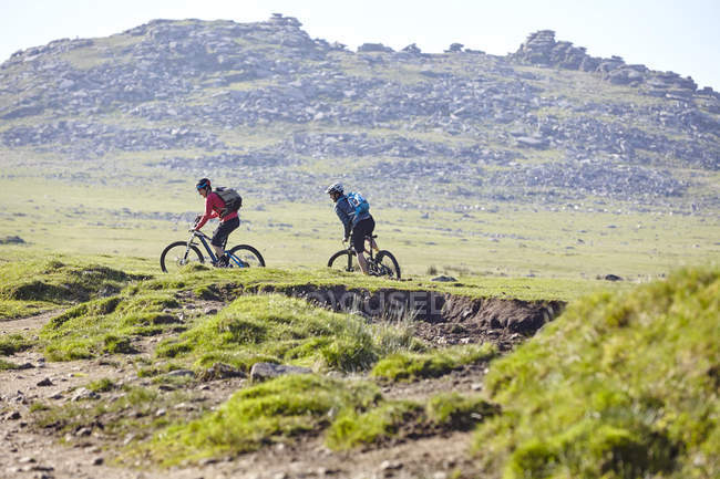 Велосипедисти їдуть на схилі пагорба — стокове фото