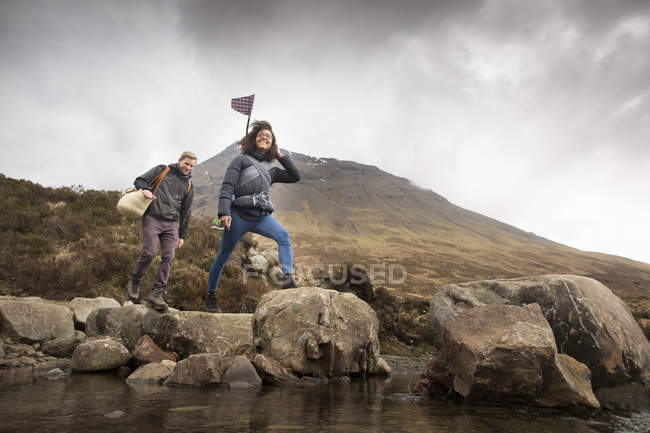 Couple traversant la rivière, Piscines, près de Glenbrittle, Île de Skye, Hébrides, Écosse — Photo de stock
