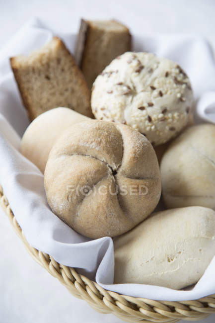 Primer plano de rollos de pan surtidos - foto de stock
