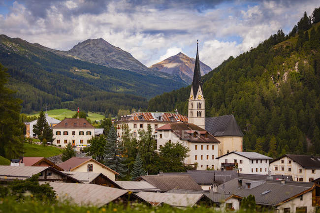 Iglesia y tejados del pueblo de Santa Maria, Tirol del Sur, Italia - foto de stock