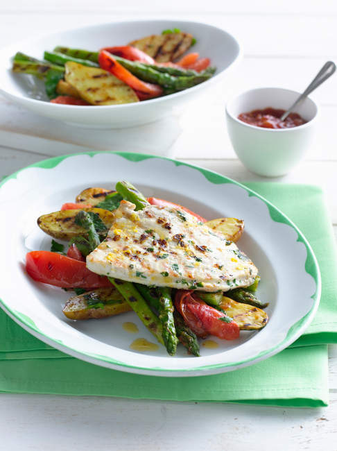 Teller mit Fisch und Gemüse — Stockfoto