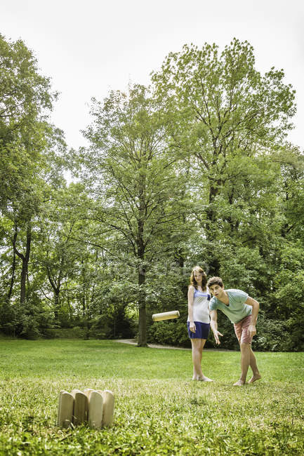 Junges Paar spielt molkig im Park — Stockfoto