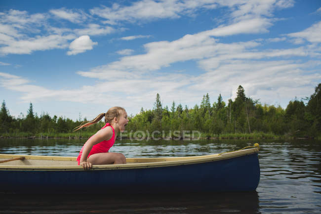Garota excitada sentada em canoa no rio Indiano, Ontário, Canadá — Fotografia de Stock
