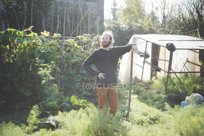 Hombre joven en el jardín, retrato - foto de stock