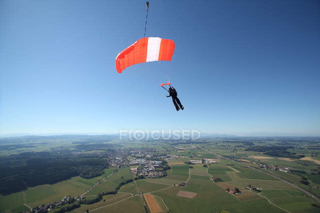 Paracaidista en paracaídas por encima de Leutkirch, Baviera, Alemania - foto de stock