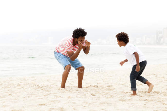 Pai e filho brincando na praia, RIo de Janeiro, Brasil — Fotografia de Stock