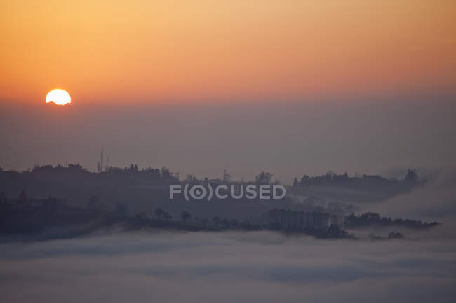 Nebbia della valle al tramonto, Langhe, Piemonte. Italia — Foto stock