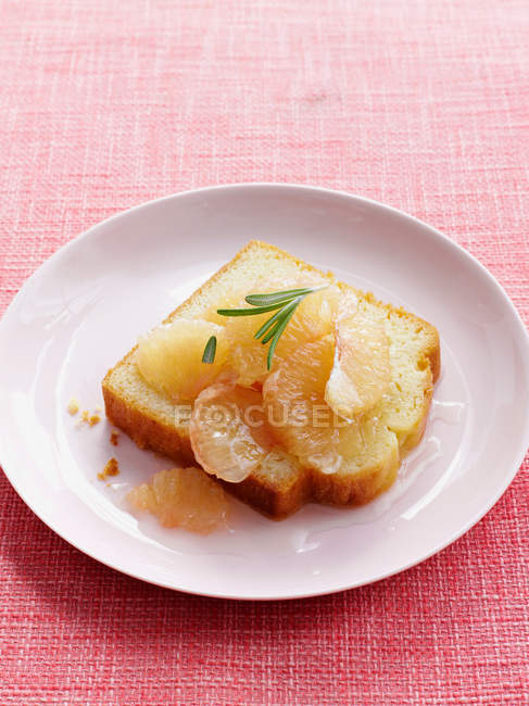 Plate of lemon cake with grapefruit — Stock Photo