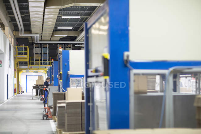 Вид сбоку рабочего на бумажном упаковочном заводе — стоковое фото