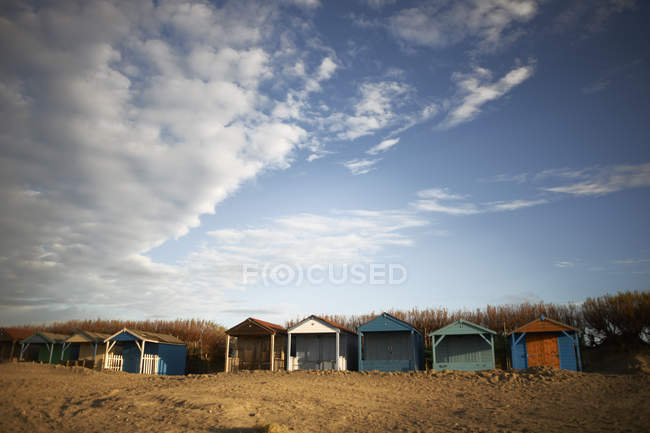 Ряд барвистих пляжних хатин на пляжі — стокове фото