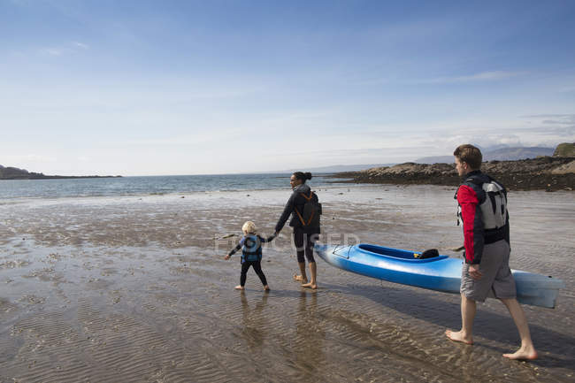 Семья с каноэ на пляже, Эйшорт, остров Скай, Ферайдес, Шотландия — стоковое фото