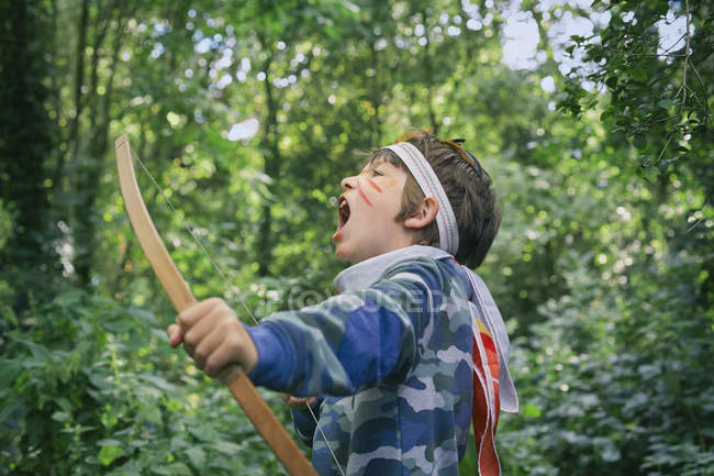 Jungen spielen im Wald mit Pfeil und Bogen — Stockfoto