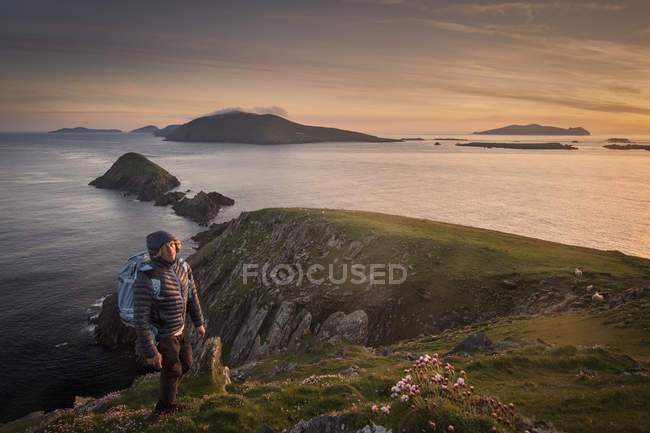 Середній дорослий чоловік, який подорожує, Слея глава, графство Керрі, Ірландія — стокове фото