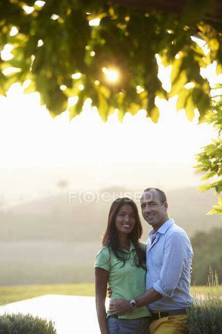 Paar posiert für Kamera — Stockfoto