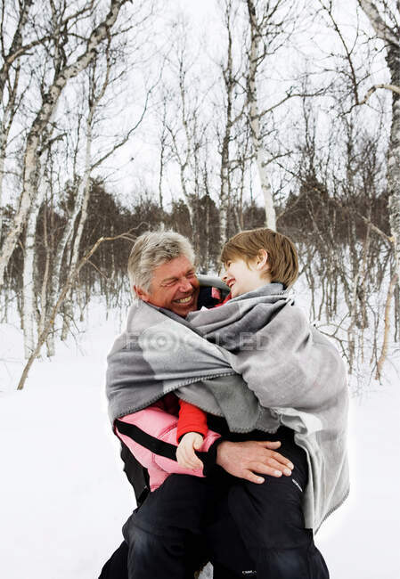 Abuelo y nieto en la nieve - foto de stock