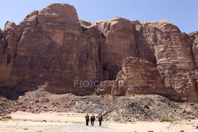 Drei Wanderer wandern im Wadi Rum, Jordanien — Stockfoto