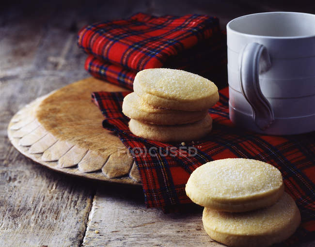 Galletas de pan corto escocés en servilleta de tela tartán - foto de stock