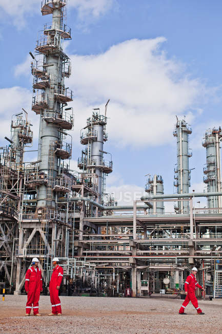 Workers talking at oil refinery — Stock Photo