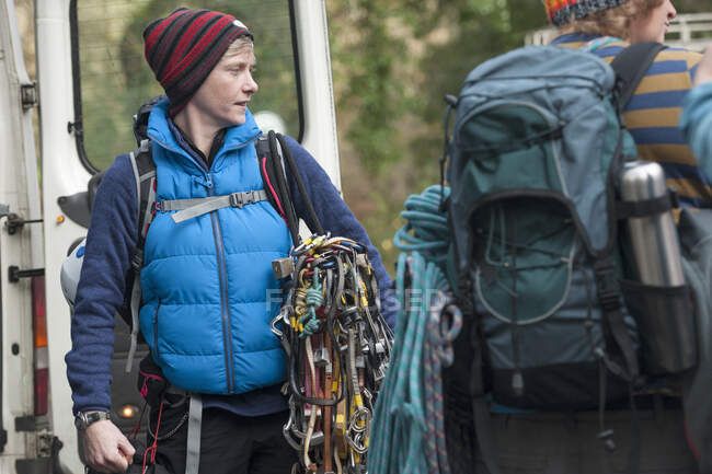 Mitte erwachsene Frau trägt Bodywärmer mit Kletterseilen — Stockfoto