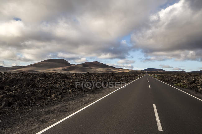 Estrada reta para o horizonte, Parque Nacional Timanfaya, Lanzarote, Ilhas Canárias — Fotografia de Stock