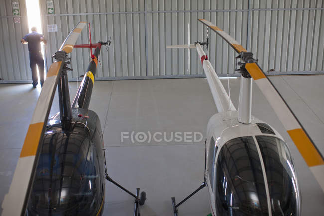 Вид зверху на вертольоти всередині ангара — стокове фото