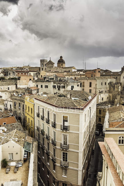 Vista aérea de los edificios de apartamentos, Cagliari, Cerdeña, Italia - foto de stock