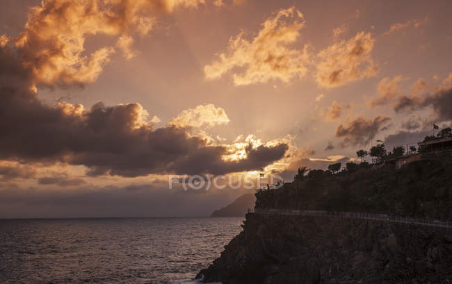 Vista elevada del Mediterráneo al atardecer, Vernazza, Cinque Terre, Italia - foto de stock