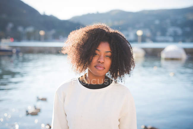 Portrait de jeune femme au lac de Côme, Italie — Photo de stock