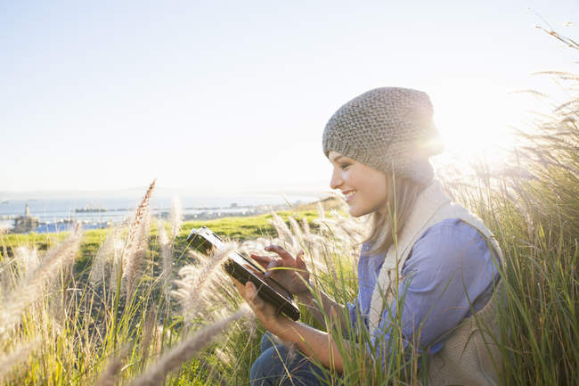 Молодая женщина использует цифровой планшет в полевых условиях — стоковое фото