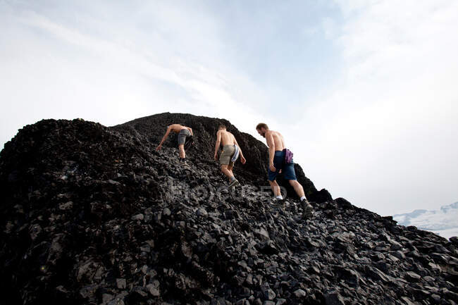 Trois hommes escaladant des rochers, Black Tusk, parc provincial Garibaldi, Colombie-Britannique, Canada — Photo de stock