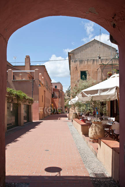 Rue de la ville vue à travers arc, ligurie, italie — Photo de stock