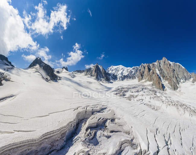 Deitado neve profunda em Mont blanc, França — Fotografia de Stock