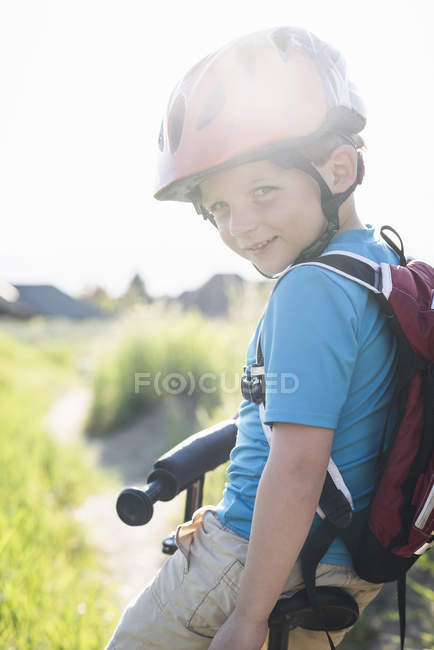Menino de ciclismo no parque close-up vista — Fotografia de Stock