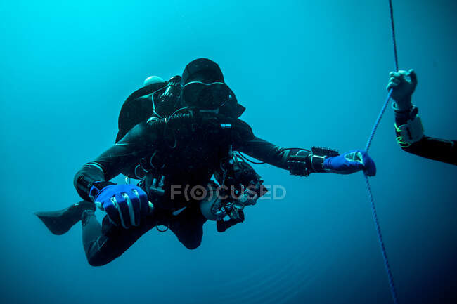 Unterwasseraufnahme eines technischen Tauchers mit einem Rebreather-Gerät zur Ortung von Schiffswracks, Lombok, Indonesien — Stockfoto