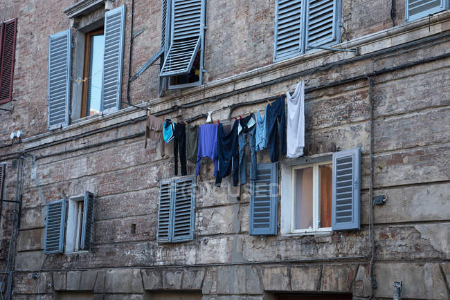 Clothes hanging from apartment building — Stock Photo