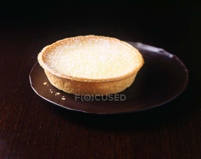 Пиріг, заплямований глазурованим цукром на тарілці — стокове фото