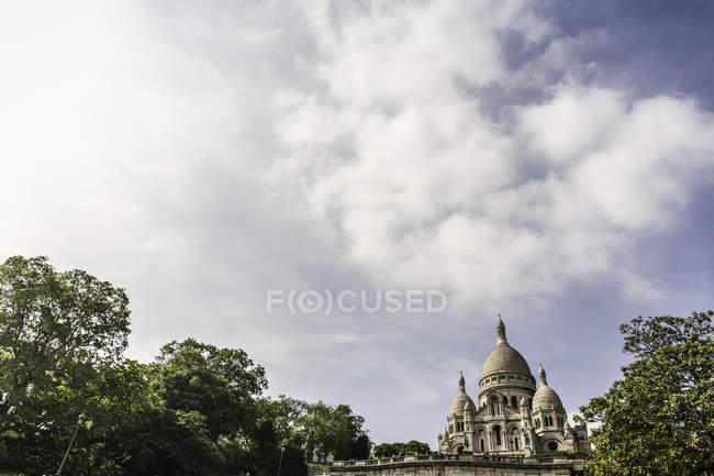 Basilique du Sacré-Cœur avec ciel nuageux sur fond, Paris, France — Photo de stock
