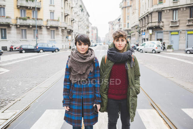 Retrato de duas irmãs de pé na rua — Fotografia de Stock