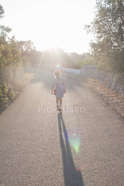 Girl walking on rural lane, Ostuni, Puglia, Italy — Stock Photo