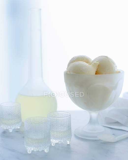 Plato de helado de cuajada de limón con licor de limoncello - foto de stock