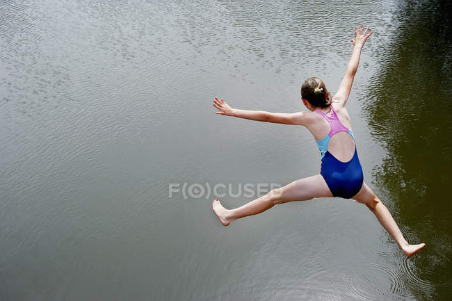 Vista aerea della ragazza che salta nel lago — Foto stock