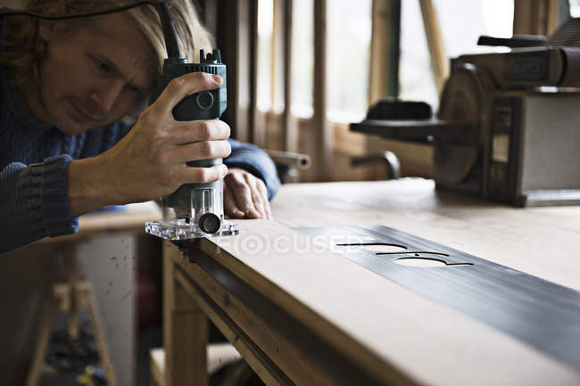Чоловік працює в майстерні лижного виробництва — стокове фото
