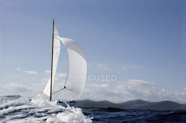 Классическая парусная яхта в открытом море днем — стоковое фото