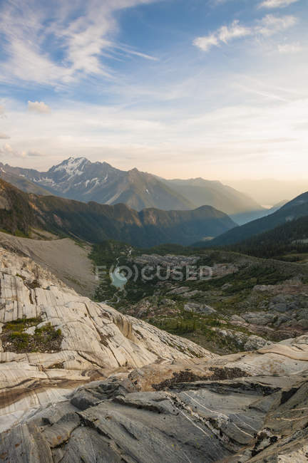 Lagoa de geleira abaixo das falésias erodidas do glaciar perto dos campos de gelo MacBeth, Purcell Mountains, Kootenay Region, British Columbia, Canadá — Fotografia de Stock